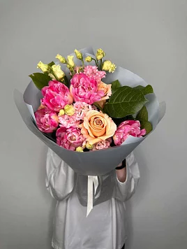 Авторский букет с розами, тюльпанами и лизиантусом 